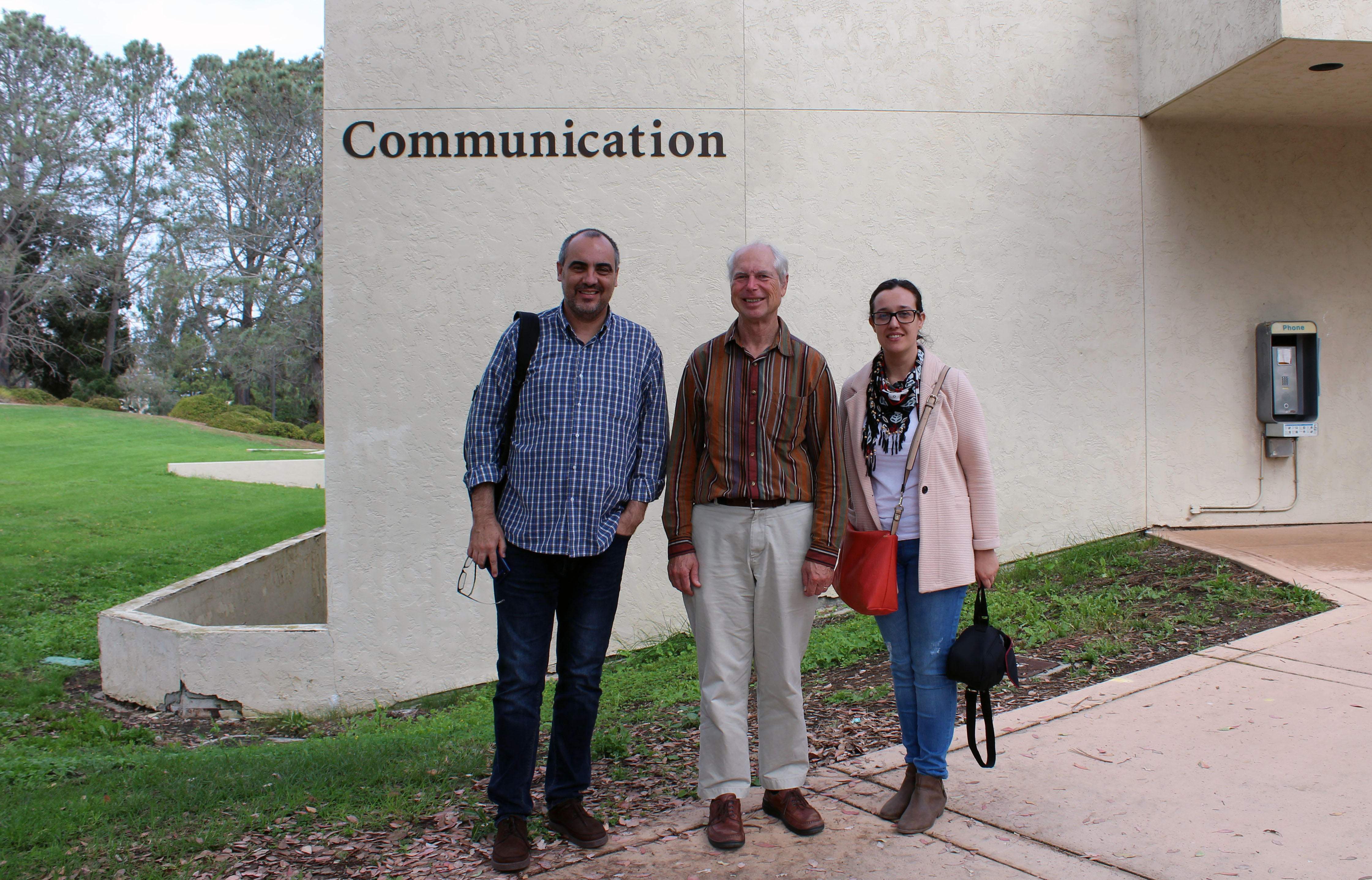 El profesor González en la UC San Diego con Dan Hallin y Carmen López. 