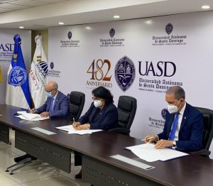 Momento de la rúbrica del acuerdo con la rectora de la UASD, el ministro de Educación de la República Dominicana y el vicerrector de Relaciones Internacionales de la UMH